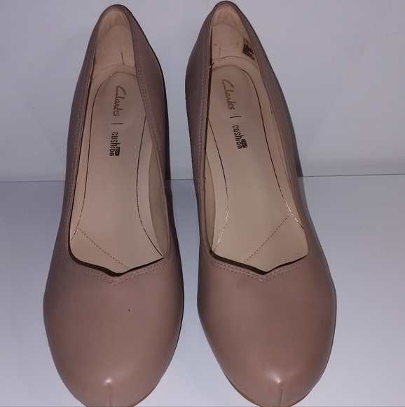Clarks Shoes - Clark's Heavenly - Women's Slip On High Heels, Cream Colored Pumps, Size 9.
